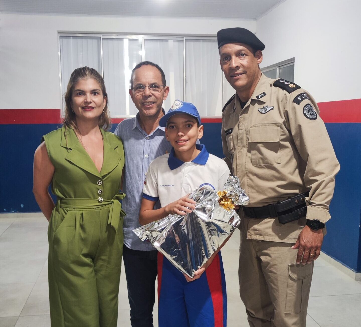 Escola Nair Jandiroba homenageia aluno medalhista nacional da OBMEP