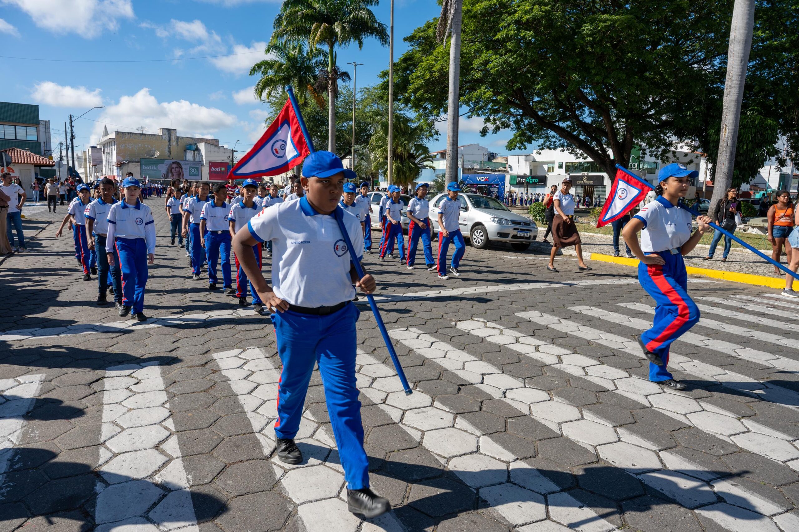 Escolas cívico-militares fazem desfile em alusão à Independência da Bahia