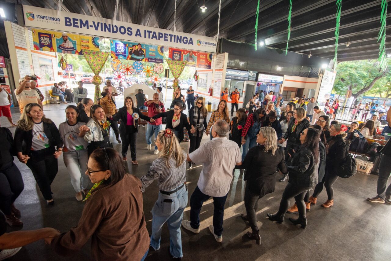 Prefeitura de Itapetinga recebe turistas na rodoviária com muito forró e animação